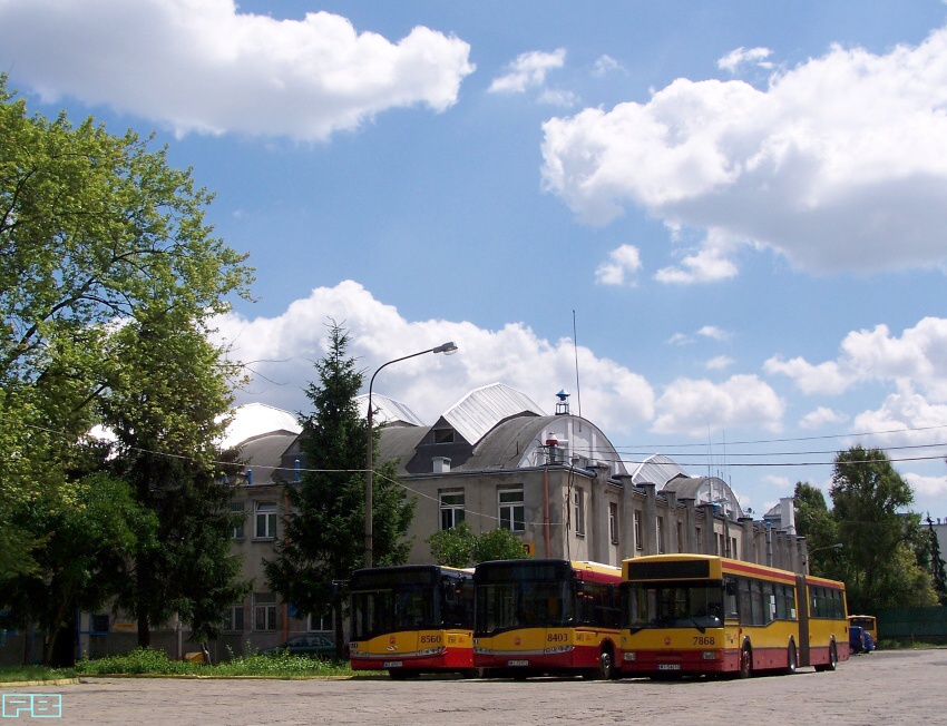 7868
Przegubowce po usunięciu awarii oczekują na odbiór.
W galerii "Foto historia", za moment analogiczne zdjęcie z 1948 roku.
Słowa kluczowe: MZA R6 JelczM181M 7868 2012