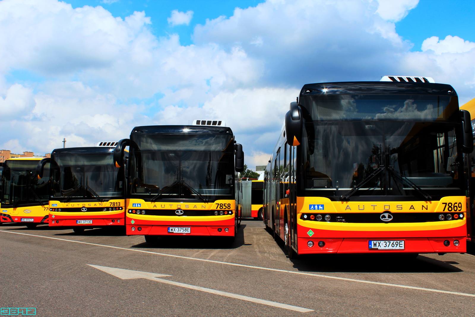 7869, 7858, 7813
Mamy nawet 7875.
Słowa kluczowe: AutosanSancity18LFLNG 7869 7858 7813 ZajezdniaOstrobramska 2023