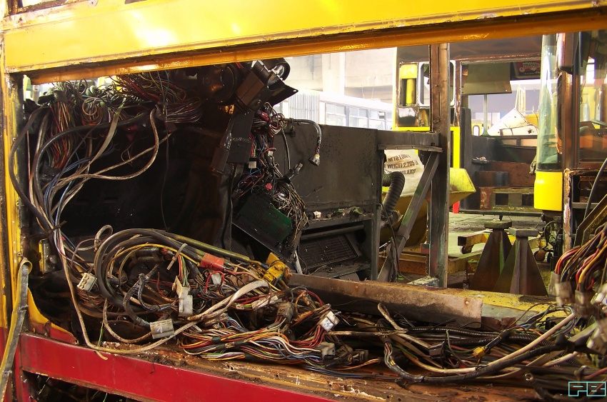 7873
Zanim wyjedzie jako 7961, trzeba ogromu pracy. 
Jak widać, mimo zakończonych właśnie dostaw nowych autobusów, taboru niskopodłowego wciąż jest zbyt mało.
Słowa kluczowe: MZA R6 JelczM181M 7873 2012