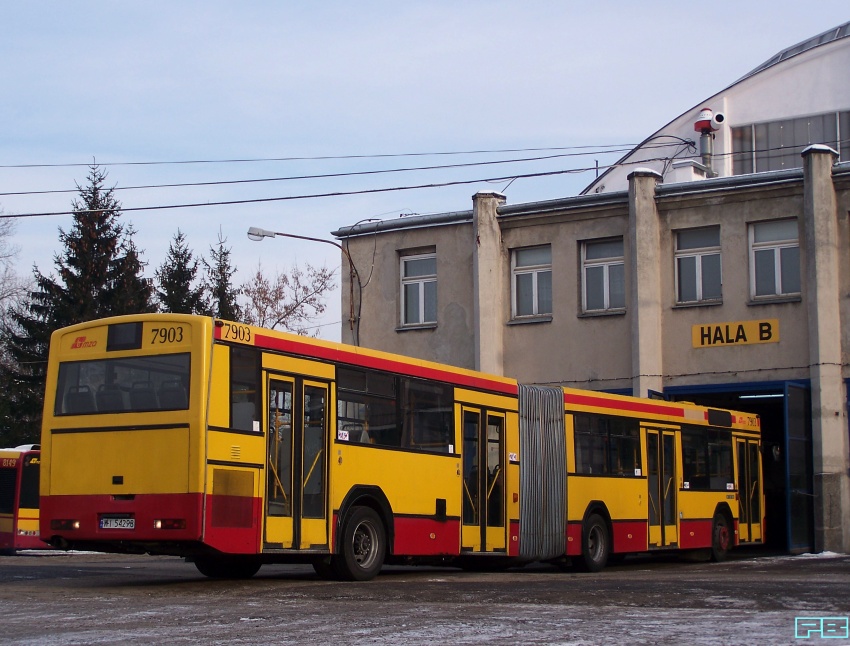 7903
Naprawiony już silnik wyciągnał go właśnie z Hali B.
A 7906 właśnie zdjęto ze stanu.
Słowa kluczowe: M181M 7903 ORT 2012