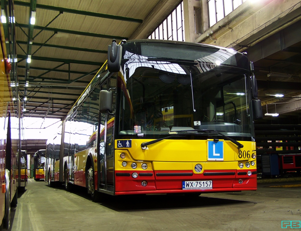 806
Pełna szyba przednia, lewa strona bez lufcików.
Brak szans na przeciągi.
Słowa kluczowe: SM18 806 L ZajezdniaWoronicza 2015