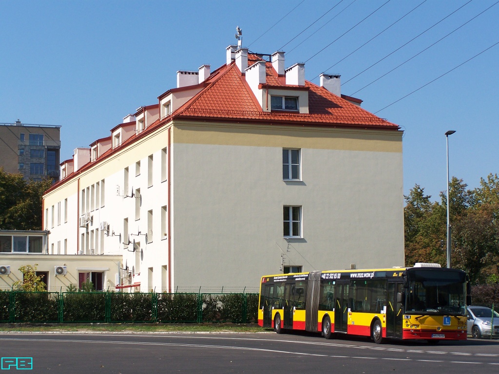 806
Szkoleniówka na tle wyremontowanego biurowca oddziału R1 (R7) Woronicza.
Słowa kluczowe: SM18 806 L ZajezdniaWoronicza 2016