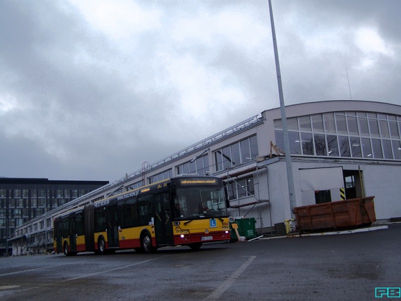 806
Hala OC uzbrojona już w panele solarne.
Jednak dzisiaj szalały chmury smogowe nad Mokotowem, wręcz zatykające naturalne światło, nieco przewracając piękne energetyczne idee.
Słowa kluczowe: SM18 806 L ZajezdniaWoronicza 2016