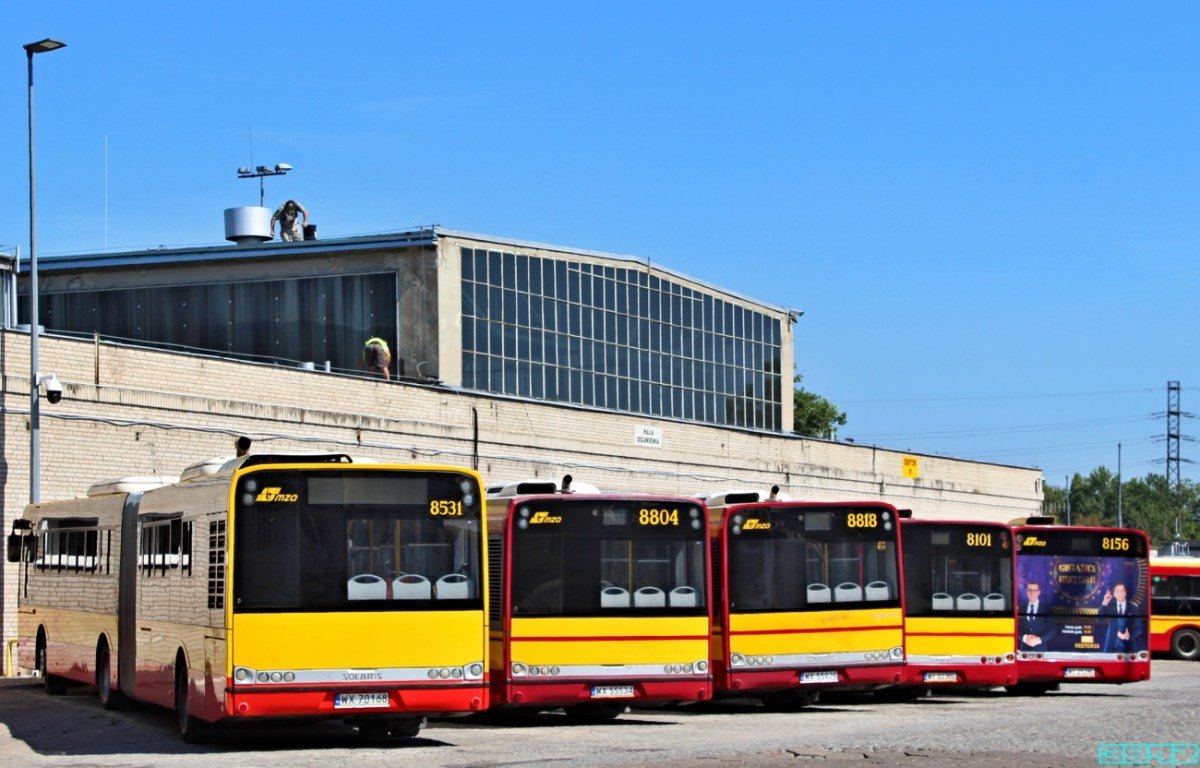 8101
Naprawa pokolizyjna. 
Kierowca nie mógł wytrzymać - musiał przykleić sobie COŚ po swojemu. Ręce opadają...
Słowa kluczowe: Solaris U18 R7