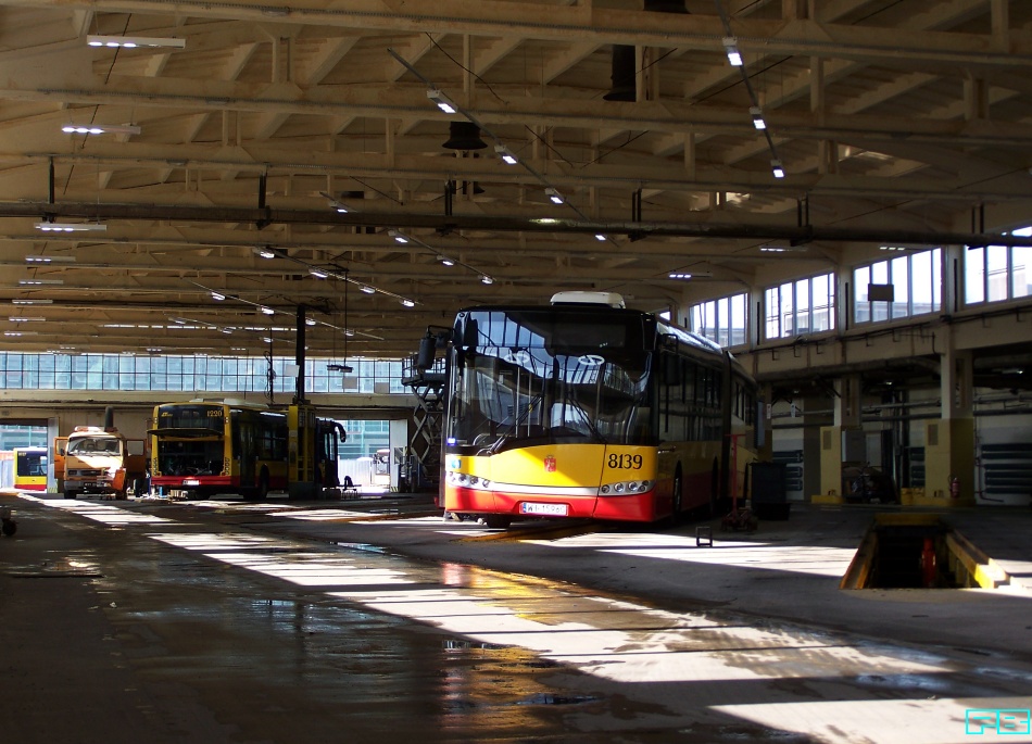 8139, 1220
W samej hali także remont. Montowane są nowe podajniki płynów i smarów, wszystko się maluje.
Słowa kluczowe: SU18 8139 SM12 1220 ZajezdniaWoronicza 2014