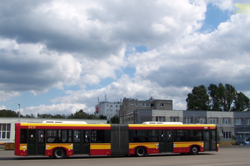 8439
Przed remontowanym budynkiem kierownictwa zakładu. Zmiany, zmiany, zmiany... Ale całkiem to wygląda
Słowa kluczowe: SU18 8439 ZajezdniaOstrobramska 2010