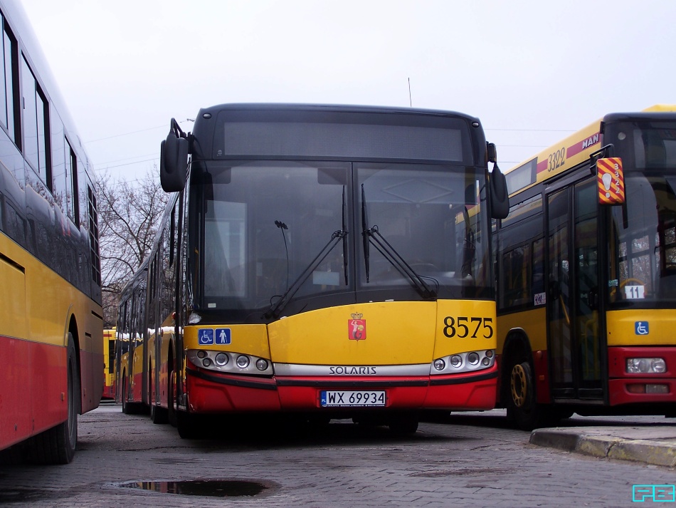 8575, 3322
Lekkie obrażenia po powrocie z miasta.

Tymczasem szofer 3322 przesiadł się właśnie na 3384. Mówi, że jest zadowolony. 
Trzeba przyznać, że niegdyś feralny 3322, od kiedy trafił w jego ręce jest w dobrym stanie. Może ma facet rękę. Zapewne teraz być może do 3384.
Zatem pozdrawiamy.
Słowa kluczowe: SU18 8575 NG313 3322 ZajezdniaStalowa 2014