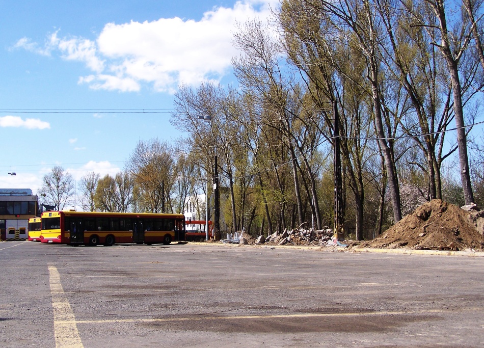 8620
Wymiana masztów oświetlających plac manewrowy w toku.
Słowa kluczowe: SU15 8620 ZajezdniaKleszczowa 2015