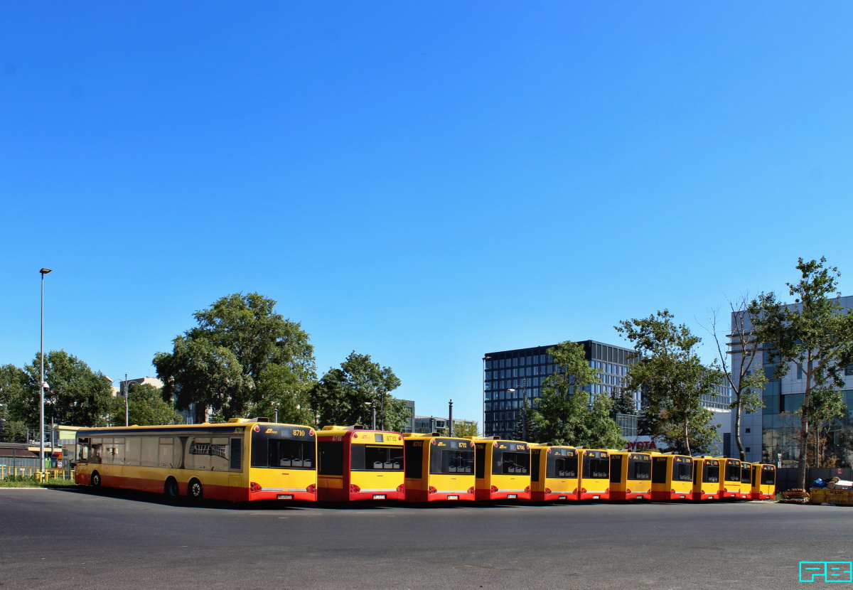 8710, 8732, 8712
Wakacje w pełni. Zatem śpi komplet SU15 z Woronicza. 
Słowa kluczowe: SU15 8710 8732 8712 ZajezdniaWoronicza 2018