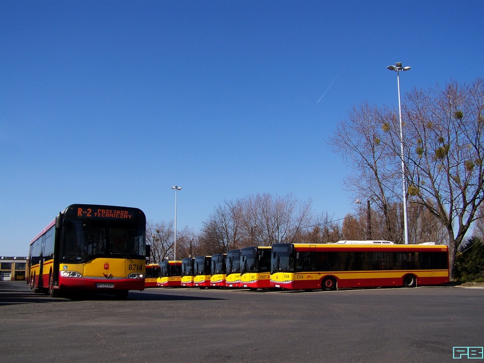 8714, 1514, 1517
Jamnik startuje na miasto.
Słowa kluczowe: SU15 8714 SU12 1514 1517 ZajezdniaKleszczowa 2014