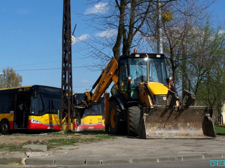 8739, 8002
Na Kleszczowej trwa wymiana oświetlenia placu. Koparka-młot opukuje stary maszt do wywalenia.
Słowa kluczowe: SU15 8739 8002 ZajezdniaKleszczowa 2015