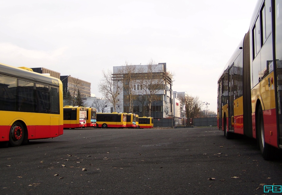 8740, 8743
Solarisy na placu postojowym.
Słowa kluczowe: SU15 8740 8743 ZajezdniaWoronicza 2014