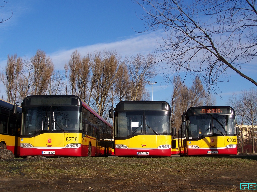 8756, 8907, 8039
Kontrasty.
8907 skasowany, 8756 chyli się ku upadkowi, natomiast 8039 wyjeżdża na miasto.
Słowa kluczowe: SU15 8756 8907 8039 ZajezdniaKleszczowa 2016