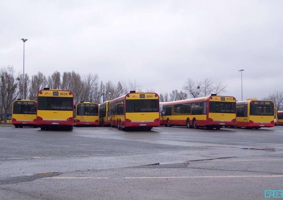 8765, 8624, 8713, 8010
Jakże przeróżne numery taborowe teraz na Kleszczowej. Któż to ogarnie?
Słowa kluczowe: SU15 8765 8624 8713 8010  ZajezdniaKleszczowa 2015