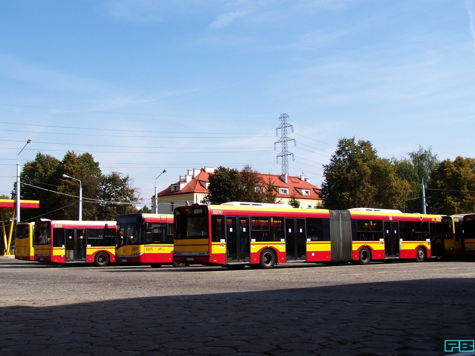 8800, 1105
Odpoczywają przed wyjazdem.
W tle wyremontowana siedziba Woronicza.
Słowa kluczowe: SU18 8800 SU12 1105 ZajezdniaWoronicza 2014