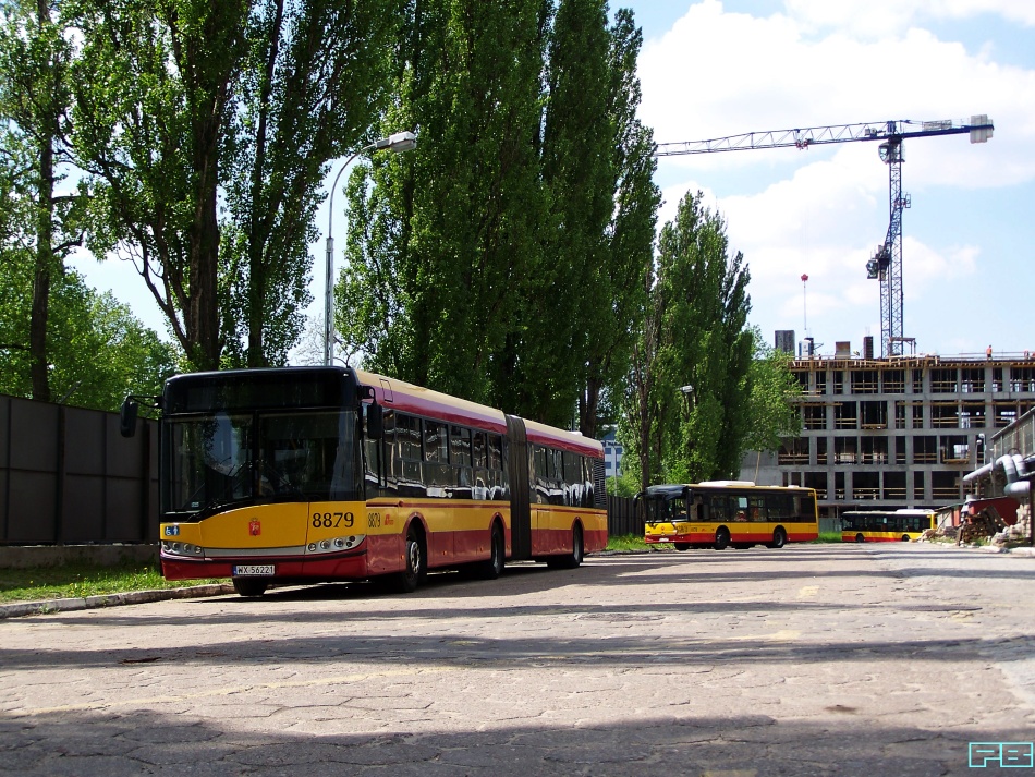 8879
Nie ma już dawnej sławetnej alei kasantów. Dzisiaj to już rozszerzony plac postojowy. Jedyny z trylinką.
Słowa kluczowe: SU18 8879 ZajezdniaWoronicza 2014