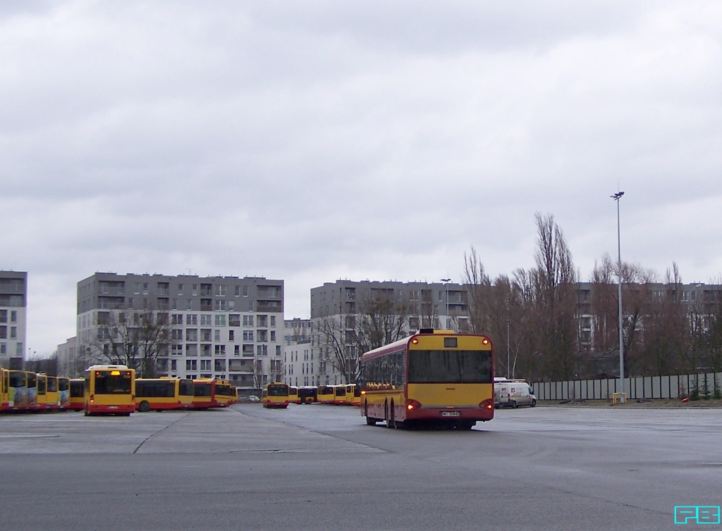 8909
Pojawili się klienci, którzy chcą kupować wycofywane SU15. Zatem większość z kasowanych deskorolek jest sprawna i opuszcza teren zajezdni, jak widać o własnych siłach.
Słowa kluczowe: SU15 8909 ZajezdniaKleszczowa 2016