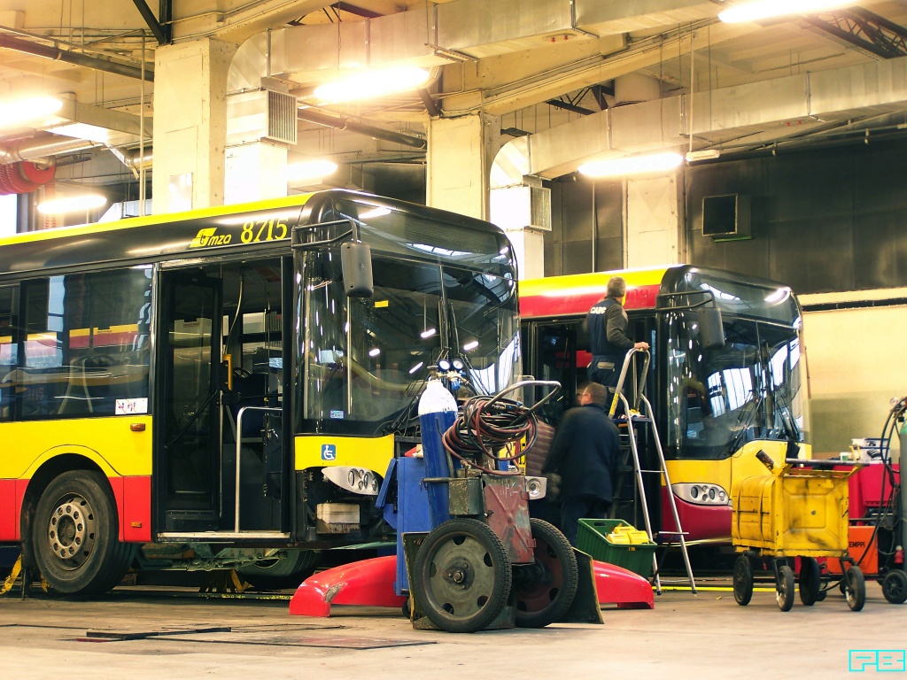8909, 8715
8715 na przeglądzie technicznym, a 8909 traci właśnie numery.
Słowa kluczowe: SU15 8909 8715 ZajezdniaKleszczowa 2016