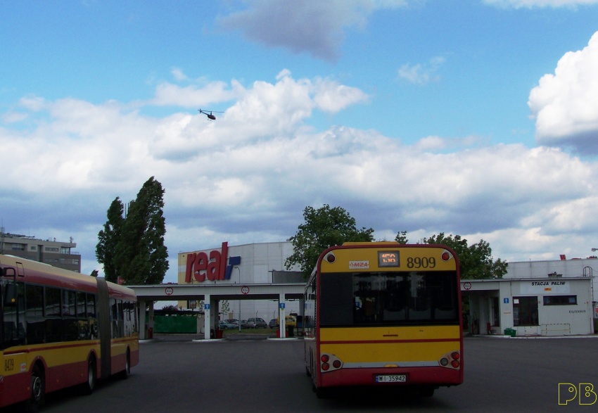 8909
Jakiś szpieg pojawił się także nad stacją paliw...
Słowa kluczowe: SU15 8909 ZajezdniaOstrobramska 2010