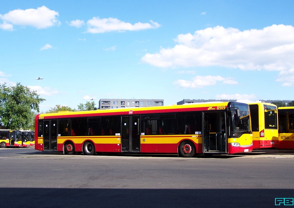8919
Czeka go jeszcze wiele napraw.
Rozgorzała wśród Was burzliwa dyskusja na jego temat. Jeśli chodzi o ten autobus, pamiętajmy że to jednak własność MZA. Nikt inny nie sponsorował jego remontu. Wciąż jest w ruchu liniowym i musi na siebie zarabiać. Opowiadanie któż to nim właśnie powozi jest jakie jest. Tak naprawdę jak zechcą, mogą pomalować go na żółto-czerwono-czarno i posadzić za kierownicą diabła, a potem skasować.
Prawdziwym zabytkiem to on dopiero będzie jak zejdzie ze służby. 
Natomiast powtarzam: kierownictwo Kleszczowej uparcie potwierdza, iż autobus przypisany jest dwóm kierowcom. Jednak mimo różnych opowiadań dbają o niego.
I basta.
Słowa kluczowe: SU15 8919 ZajezdniaKleszczowa 2017
