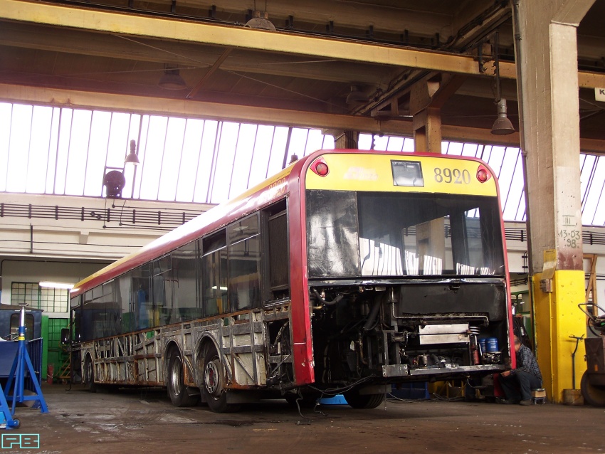 8920
Rozpoczyna się odbudowa ostatniego z trzech warszawskich prototypów Solarisa. 
8921 już od pół roku jeździ po rekonstrukcji, no i kończy się odbudowa 8919.
Słowa kluczowe: MZA R11 SolarisU15 8920 2012