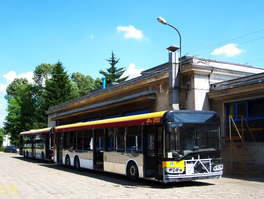 8921
Odbudowa. Ciekawie będzie wyglądał jeden z trzech z najstarszej trójki warszawskich solarisów w nowych kolorach 
Słowa kluczowe: Solaris U15 R9, R10, R13, R11