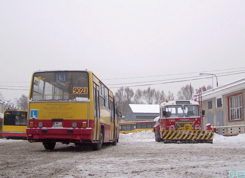 9021, 799
Osiołek zaprzężony do walki ze śniegiem, a Ikar może z tym kursantem wzleci.
Słowa kluczowe: IK620 799 Ik280 9021 ORT 2013