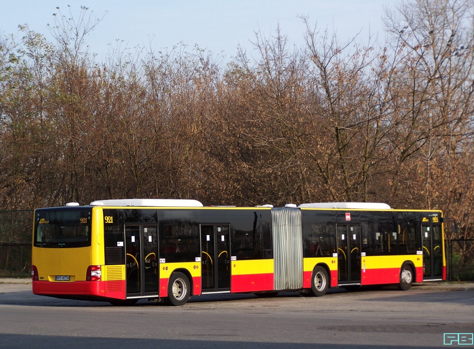 921
Właśnie wygasła umowa z MAN-em na jego użytkowanie. Zatem sobie stoi. Póki co na Stalowej. Bo wszyscy zainteresowani jednak jeszcze mają wiadomą nadzieję...
Autobus wprowadzono do ruchu miejskiego 2010 roku ze względu na dużą awaryjność zakupionych MAN-ów Lion's City G. Podpisano wtedy stosowną okresową umowę pomiędzy MZA i MAN-em  na jego użytkowanie jako auta posiłkowego. 
Zatem jeśli MZA wynegocjuje jego kupno (czego mu OGROMNIE życzymy) - pozostanie na służbie, tyle że z innym numerem taborowym i nową rejestracją.
Jeśli nie - demo niestety wróci do Wolicy.

Słowa kluczowe: Lion'sCityG 921 ZajezdniaStalowa 2014