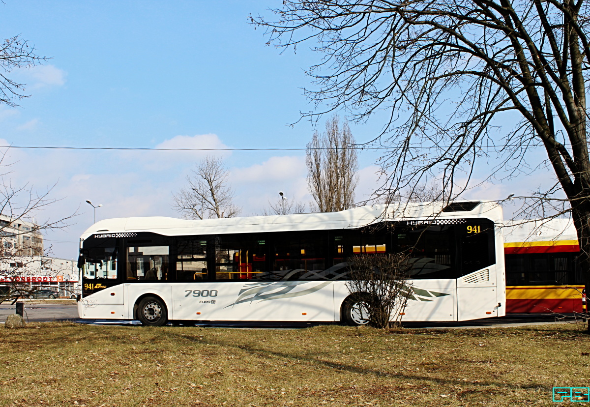 941
Hybryda w pełnej okazałości.
Słowa kluczowe: Volvo7900H 941 ZajezdniaOstrobramska 2018