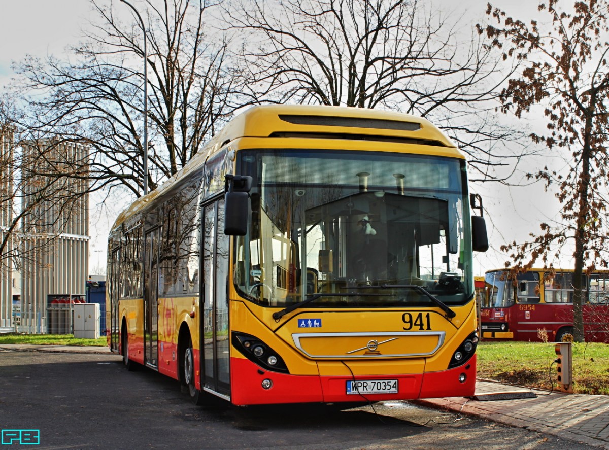 941
Na stanowisku ładowania.
Słowa kluczowe: Volvo7900H 941 ZajezdniaOstrobramska 2018