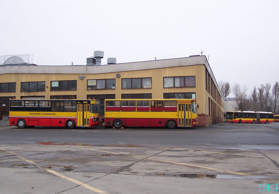 9661, 9618
Jeden rusza do roboty, a drugi po niedzieli na złom.
Słowa kluczowe: IK280/A 9661 9618 ZajezdniaKleszczowa 2015