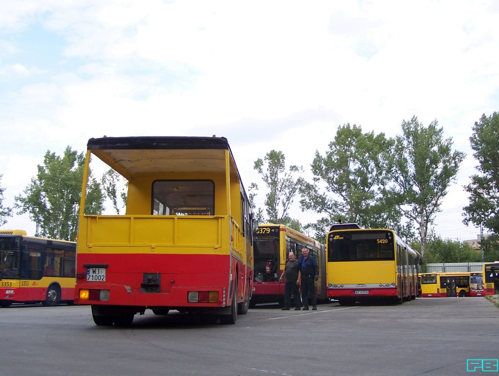 9650, 3379
MAN padł na skrzynię. Przypchnęło go na plac pojazdów oczekujących na naprawę, dwóch mocno nam znanych dziarskich facetów, równie dziarskim ex-chełmskim pogotem. 
Pozdrawiamy! ;)
Słowa kluczowe: IK280A 9650 NG313 3379 ZajezdniaStalowa 2016