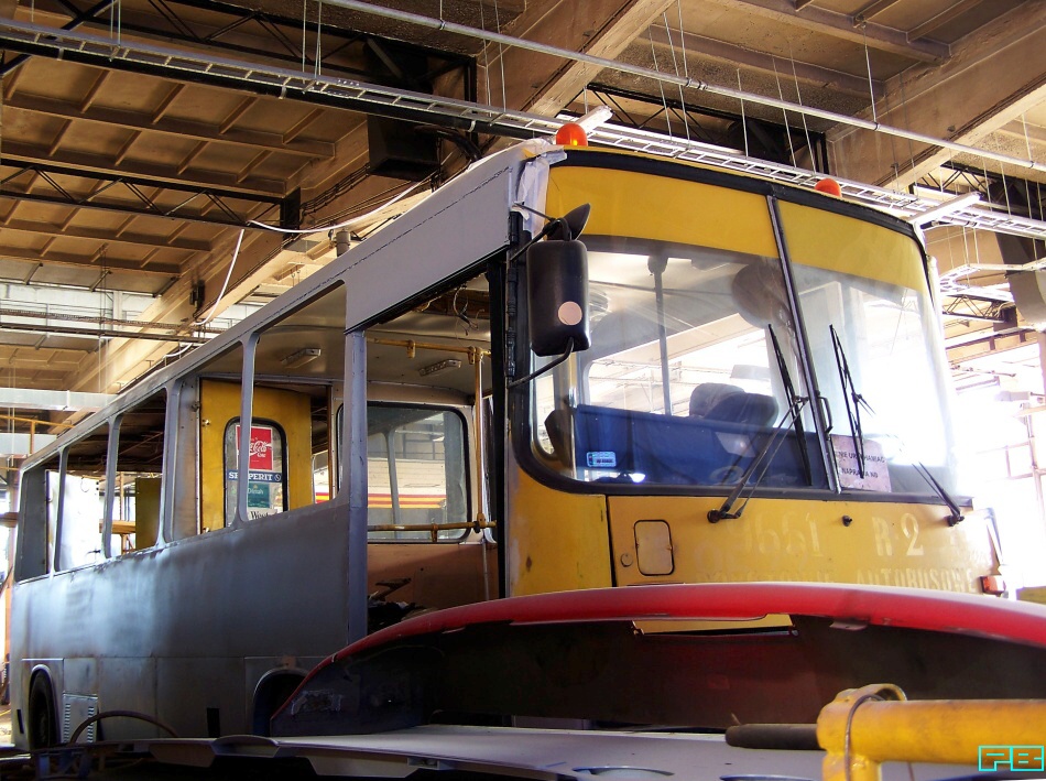 9661
Kadr trudny (przepaść za plecami), tak jak warunki pracy mechaników i lakierników podczas przebudowy Hali OT.
Słowa kluczowe: IK280/A 9661 ZajezdniaKleszczowa 2014