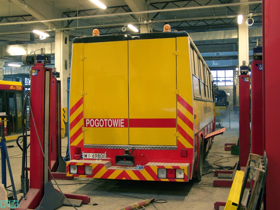 9661
Pełne drzwi od tyłu.  
Żal, że do oznaczeń Ikarusa technicznego nie zastosowano schematu z obowiązującej w MZA księgi wzorów (zastosowano ten schemat za to w 9691 i 9646). Na temat samego sposobu oklejania odblaskowych oznaczeń nie będę się wypowiadał. Dodam tylko, że zamiast druku jest naklejana na pasek litera po literze, strzałka po strzałce, zaś szare i czerwone poziome pasy odblaskowe są mocno segmentowane, czyli cięte z krótkiej formatki...   :(
Słowa kluczowe: IK280/A 9661 ZajezdniaKleszczowa 2014