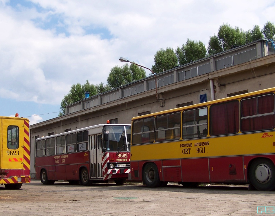 9682
Teraz dobra wiadomość: KMKM zawalczył i zamiast 9682, na złom (zwie się to dzisiaj przewrotnie aukcją internetową) idzie 9623 wraz z 9611. 
9682 od jutra garażować ma na Ostrobramskiej, póki co jeszcze w służbie MZA.
Na zdjęciu wóz gotowy jest już do przjścia na R10, czy tam R3 - jak kto woli.
Słowa kluczowe: IK280/A 9682 ORT 2013