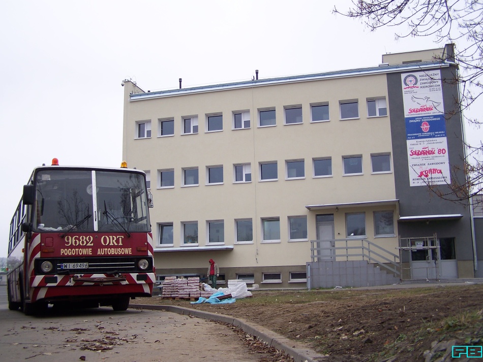 9682
Przed wyremontowanym związkowcem pręży się wciąż żywy pogot. Wkrótce również czeka go remont. 
Słowa kluczowe: IK280/A 9682 ZajezdniaOstrobramska 2014