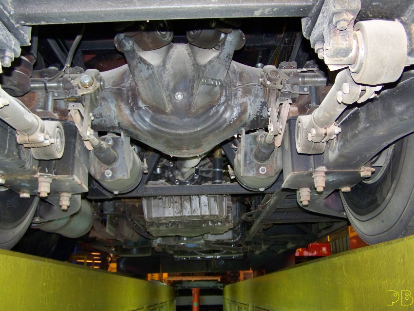 9691
Zawieszenie po odbudowie. Silnik w konfiguracji z AUTOMATYCZNĄ skrzynią biegów ZF4HP500. Przypominam - on ma wozić towar, a nie ciągnąć. 
Dodam, że podczas zdjęć w kanale silnik pracował na wysokich obrotach, stąd krok miałem z lekka obniżony...
Słowa kluczowe: Ik280/A 9691 ORT
