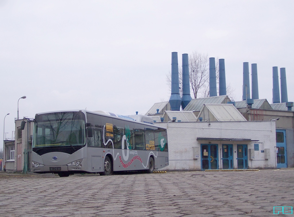 BYDEbus12
BYD przed starą lakiernią CWS-u.
Będą póki co wypożyczone dwa chińskie elektrobusy. Pokażą się na praskich liniach.
Przypisane do Stalowej stacjonować będą przy ulicy Włościańskiej, na widocznych na zdjęciu stanowiskach ładowania. 
Numery taborowe są jeszcze nieprzyznane.
Słowa kluczowe: BYDEbus12 ORT 2016