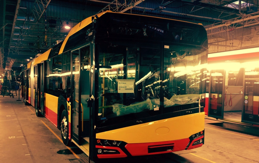 Solaris Urbino IV 18EL  
"Wyjątkowy pojazd powstaje w fabryce Solarisa w Bolechowie. To pierwszy przegubowy elektrobus Solaris Urbino 18 czwartej generacji z podwójnym sposobem ładowania. Z podpoznańskiej fabryki największego polskiego producenta autobusów trafi na testy do Miejskich Zakładów Autobusowych."

Źródło: MZA.
Podziękowania za materiał.

Słowa kluczowe: SU18IVEL FabrykaSolarisBolechowo 2017