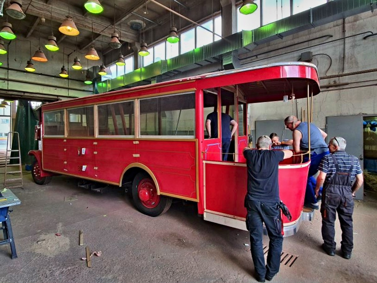 35
Z tyłu wyjście na pomost z przedziału pasażerskiego będą osłaniały drzwi przesuwne, tak jak we wszystkich warszawskich przedwojennych autobusach Somua. 

Wkrótce premiera. Taką mamy nadzieję.

Foto: MZA
Słowa kluczowe: Somua 35 ZajezdniaStalowa 2020