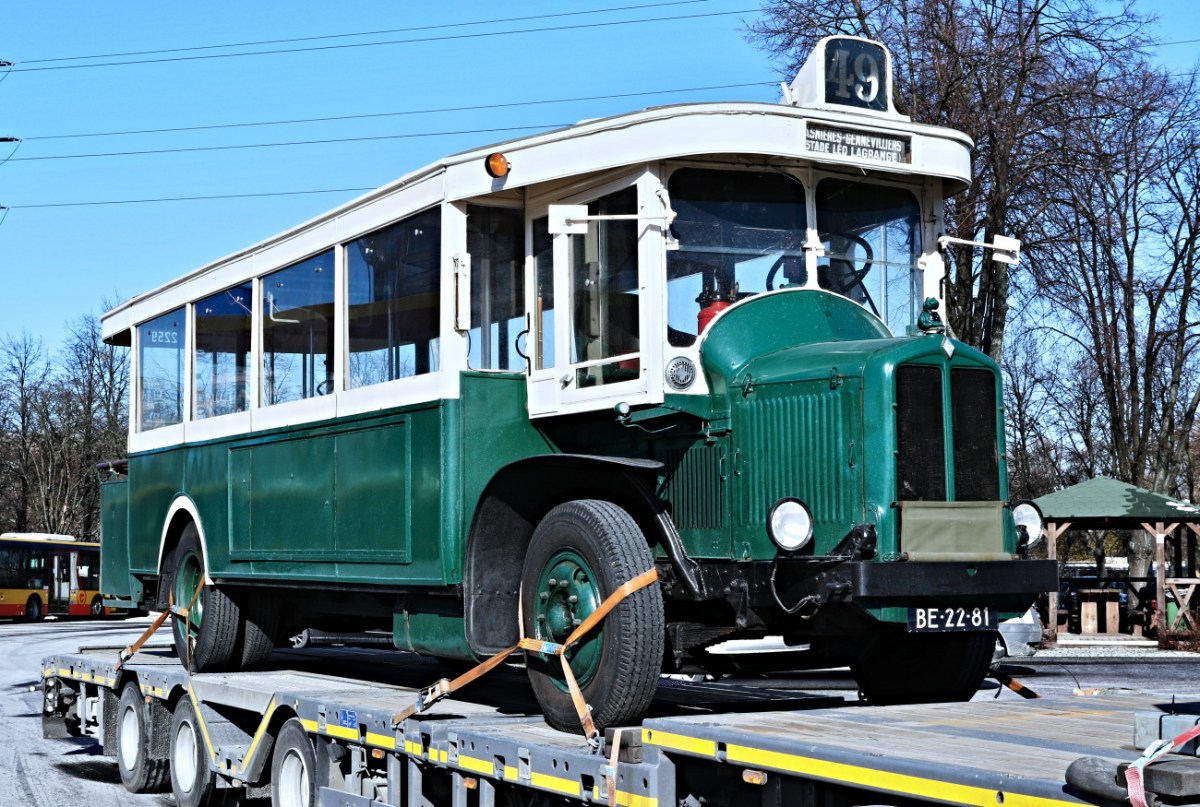 Somua Renault TN6
Rocznik 1933. Od dzisiaj już w Warszawie. 
Więcej o całym zaskakującym wszystkich przedsięwzięciu napiszemy za kilka dni. Możemy jedynie powiedzieć, że autobus będzie warszawskim zabytkiem. 
I póki co tyle.

Zdjęcie jest własnością MZA. 
Słowa kluczowe: SomuaRenaultTN6 2259 ZajezdniaWoronicza 2019