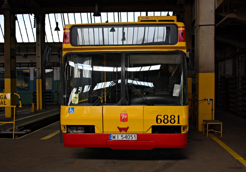 6881
Neoplan N4020td prod. 1998. Pierwsze zdjęcie w galerii i już mam rozkminkę - co jemu się dzieje oprócz tego, że nie widzi? Człowiek oddalił się od grupy i nie ma kogo zapytać :P 
Słowa kluczowe: MZA R11 N4020 6881 