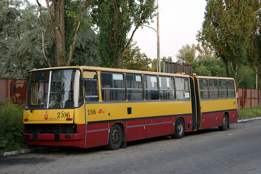 2306
Obiecane zdjęcie kasowanego 2306. Szkoda, że to już koniec przegubowych lewarków. Jak dla mnie, #2306 był naprawdę kapitalnym sprzętem.
Słowa kluczowe: Ikarus280 2306 R7 zajezdnia kasacja 2012