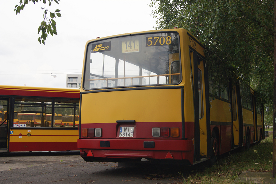 5708
A na koniec informacja taka, że wóz wg. krążących plotek ma zostać zakupiony na zabytek, aczkolwiek by nie wprowadzać Was w błąd powiem jeszcze raz, że to są plotki, których nie mogę potwierdzić.
Słowa kluczowe: Ikarus280 5708 R11 zajezdnia kasacja 2012