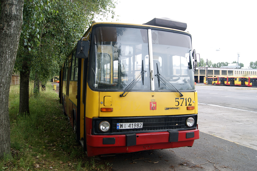 5712
Był to przeodstatni Ikarus 280 na Kleszczowej, który niesprawny był od końca EURO i zaniechano usunięcia w nim usterki. 
Dokładnie wczoraj skończyła mu się ważność badań technicznych.
Słowa kluczowe: Ikarus280 5712 R11 zajezdnia kasacja 2012