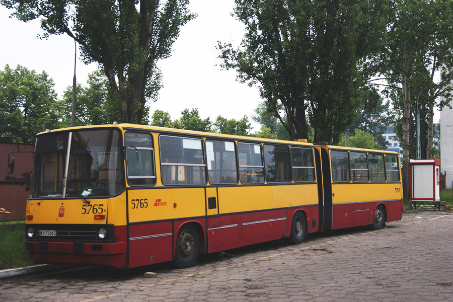 5765
Swojego czasu wyrwał on dość konkretnego dzwona, po którym przeszedł remont i jeszcze trochę pojeździł. 
Odstawiono go i skasowano w połowie br.
Słowa kluczowe: IK280 5765 R7