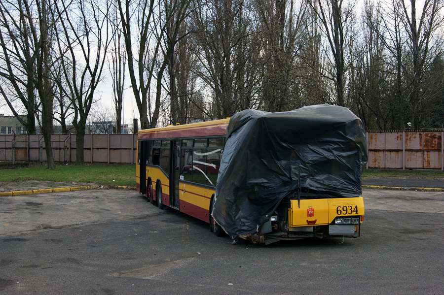 6934
#6934 był jednym z trzech autobusów uczestniczących zimą w wypadku. Niestety, ale z tej całej trójki wyszedł na tym najgorzej, gdyż skierowano go do kasacji.
Słowa kluczowe: Neoplan N4020td 6934 R11 zajezdnia wypadek kasacja 2012