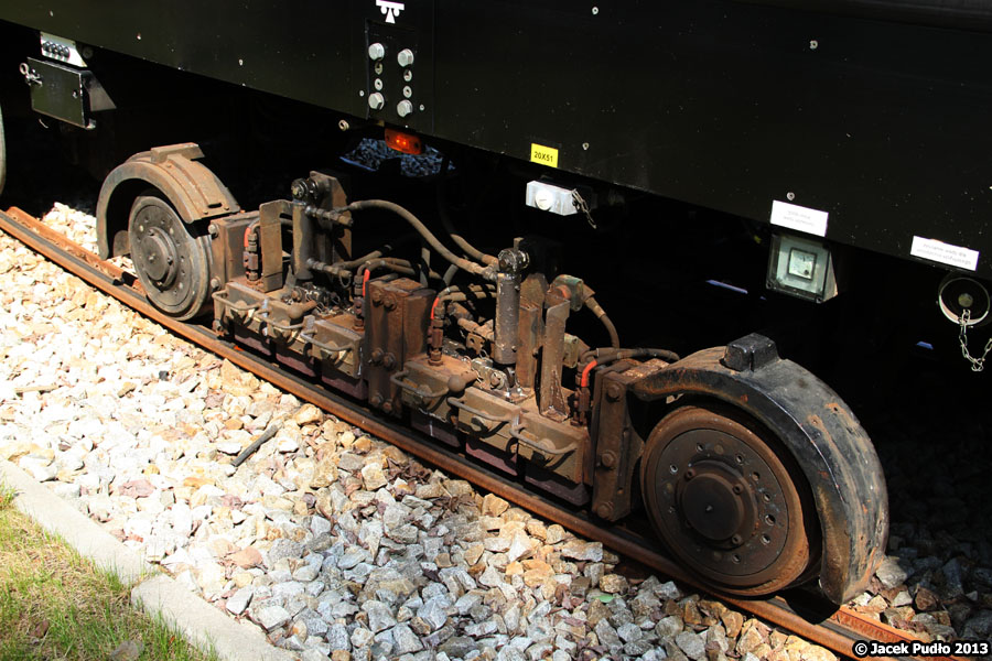 Szlifierka
Kamienie szlifierskie szlifierki Tramwajów Warszawskich. Dzięki temu pojazdowi tramwaje w Warszawie są ciche. W innych miastach Polski bywa, że szyny nie są szlifowane za często, przez co tramwaje bardzo często głośno hałasują. Faliste zużycie szyn daje się we znaki.
