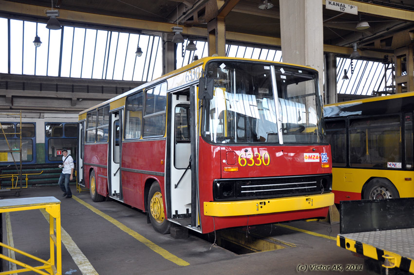 6330
Dopieszczany Ikarus 260, ostatni z wielu; może kiedyś los pozwoli zasiąść za jego kołem... DTP 2011
Słowa kluczowe: Ik260 6330 ORTWłościańska