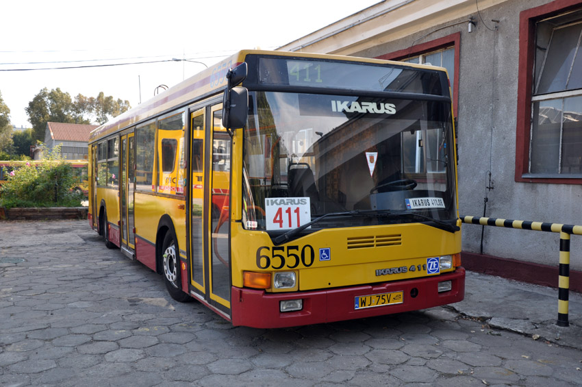 6550
Ikarus 411, rodzynek; przycupnął przy hali na Włościańskiej; DTP 2011
Słowa kluczowe: Ik411 6550 ORT